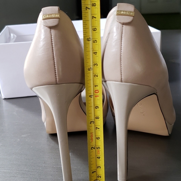 Nude Calvin Klein doorway pumps - Picture 7 of 9